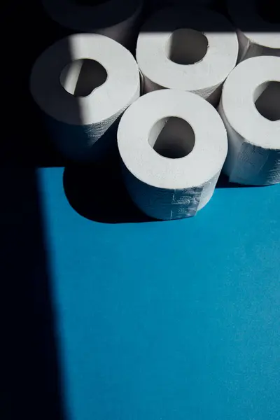 Туалетная Бумага Рулоны Синем Фоне Панические Шоппинг Время Эпидемии — стоковое фото