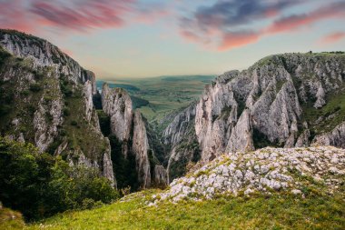 Gün batımında dağların manzarası