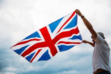 İngiliz bayrağını gururla tutan adam. Vatansever ve Büyük Britanya 'nın destekçisi.