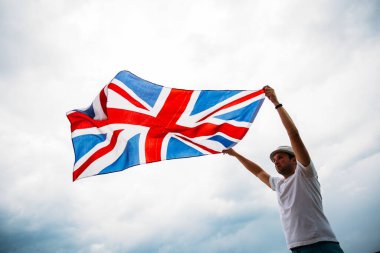 İngiliz bayrağını gururla tutan adam. Vatansever ve Büyük Britanya 'nın destekçisi.