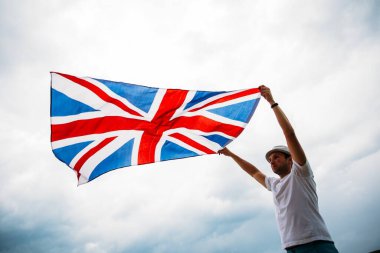 İngiliz bayrağını gururla tutan adam. Vatansever ve Büyük Britanya 'nın destekçisi.