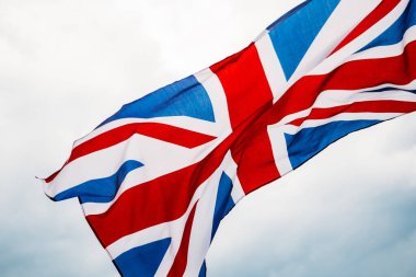 İngiliz bayrağı gökyüzüne karşı rüzgarda dalgalanıyor