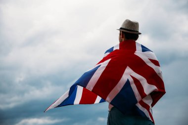 İngiliz bayrağını gururla tutan adam. Vatansever ve Büyük Britanya 'nın destekçisi.