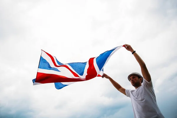 Hombre Sosteniendo Orgullosamente Bandera Británica Patriota Partidario Gran Bretaña —  Fotos de Stock