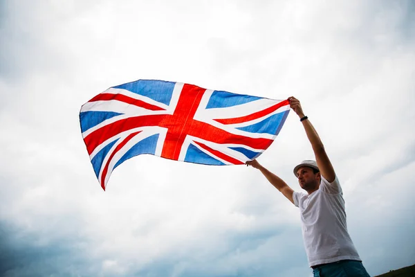 Hombre Sosteniendo Orgullosamente Bandera Británica Patriota Partidario Gran Bretaña —  Fotos de Stock