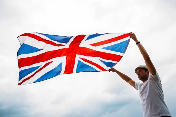 Hombre Sosteniendo Orgullosamente Bandera Británica Patriota Partidario Gran Bretaña —  Fotos de Stock