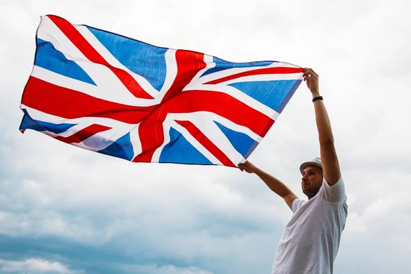 Hombre Sosteniendo Orgullosamente Bandera Británica Patriota Partidario Gran Bretaña —  Fotos de Stock