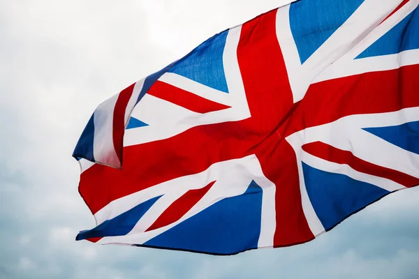 イギリスの旗が空に向かって風に吹かれた — ストック写真