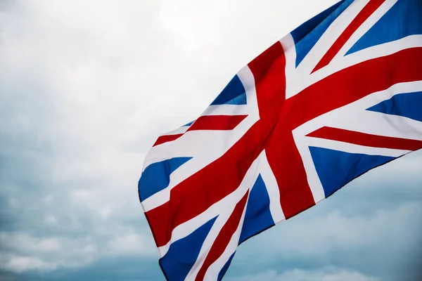 Βρετανική Σημαία Που Ανεμίζει Στον Ουρανό — Φωτογραφία Αρχείου
