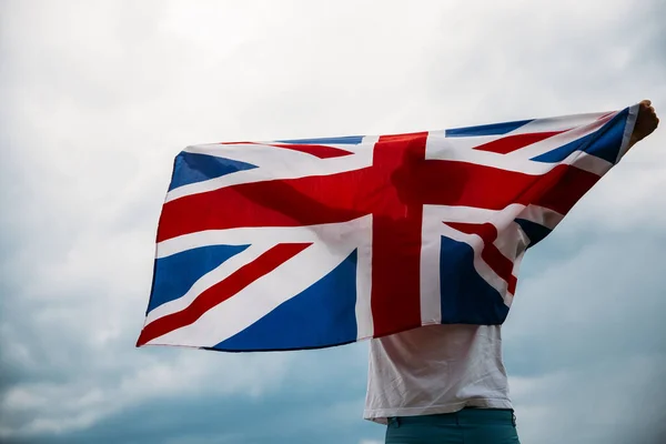Άντρας Που Κρατά Περήφανα Βρετανική Σημαία Πατριώτης Και Υποστηρικτής Της — Φωτογραφία Αρχείου