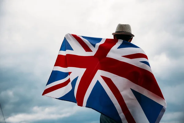 Человек Гордостью Держит Британский Флаг Патриот Сторонник Великобритании — стоковое фото