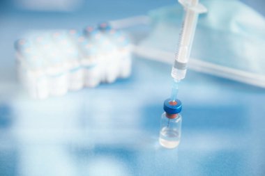 Aşı şişeleri ve şırıngalar. Tıbbi nesneler. 