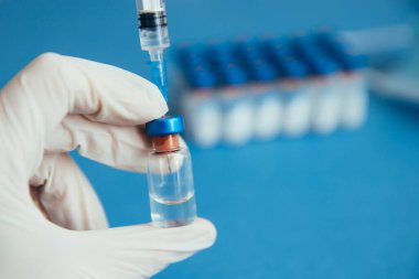 Aşı şişeleri ve şırıngalar. Tıbbi nesneler. 