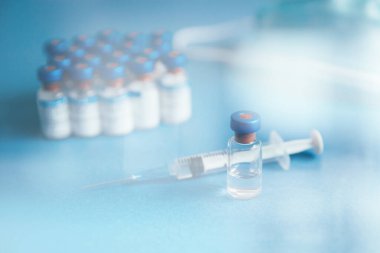 Aşı şişeleri ve şırıngalar. Tıbbi nesneler. 