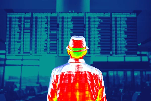 Viaggiatore Singolo Uomo Piedi All Interno Del Terminal Dell Aeroporto — Foto Stock
