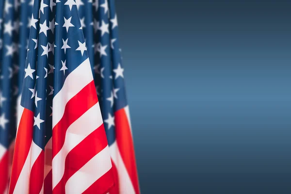 Mavi arka planda Amerikan bayrakları. Anma Günü, Bağımsızlık Günü ve Gaziler Günü için mükemmel bir görüntü. Amerikan vatanseverliği kavramı. 