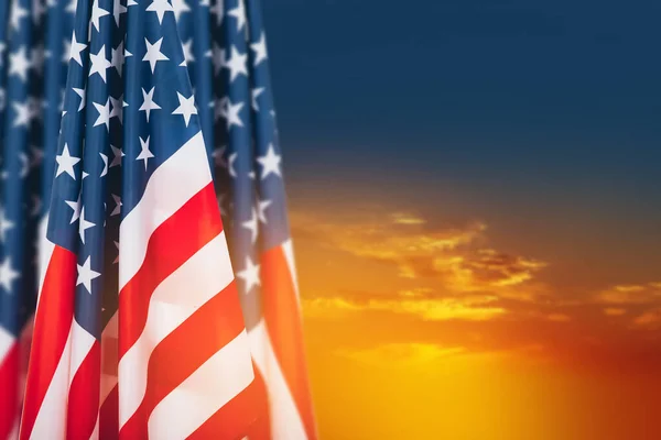 Amerikai Zászlók Gyönyörű Égbolt Ellen Naplementekor Tökéletes Háttér Emléknapra Függetlenség — Stock Fotó