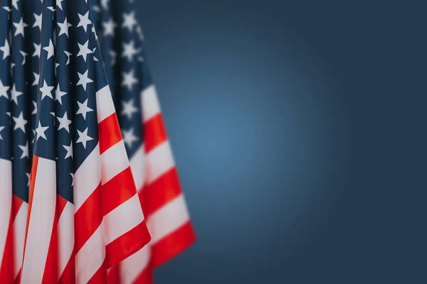 Amerykańskie Flagi Niebieskim Tle Idealny Wizerunek Dzień Pamięci Dzień Niepodległości — Zdjęcie stockowe