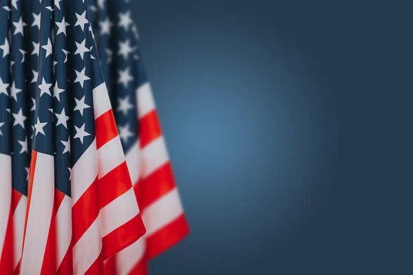 Mavi arka planda Amerikan bayrakları. Anma Günü, Bağımsızlık Günü ve Gaziler Günü için mükemmel bir görüntü. Amerikan vatanseverliği kavramı. 