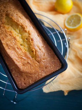 Taze limon kek raf üzerinde