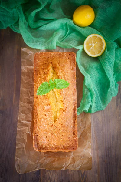 Tarta de limón con menta sobre fondo de madera — Foto de Stock