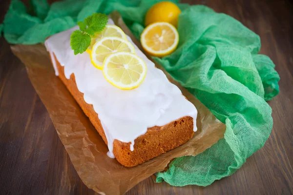 Лимонний фунт торт з солодким лимонним глазур'ю — стокове фото