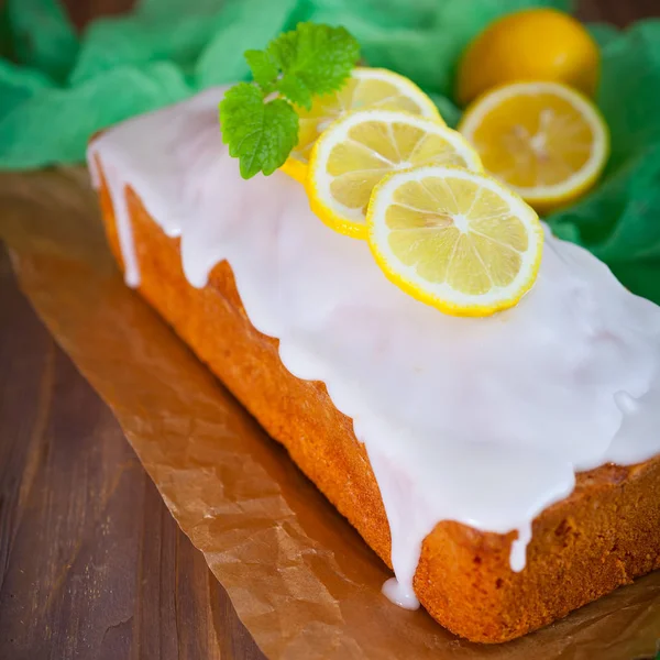Лимонний фунт торт з солодким лимонним глазур'ю — стокове фото