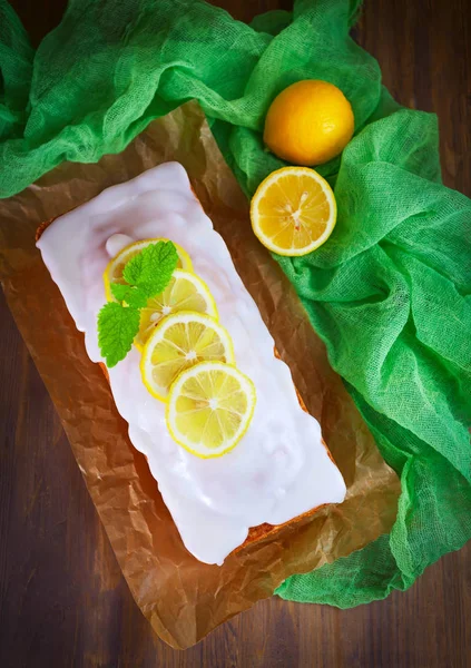 Pastel de limón fresco con glaseado de limón dulce — Foto de Stock