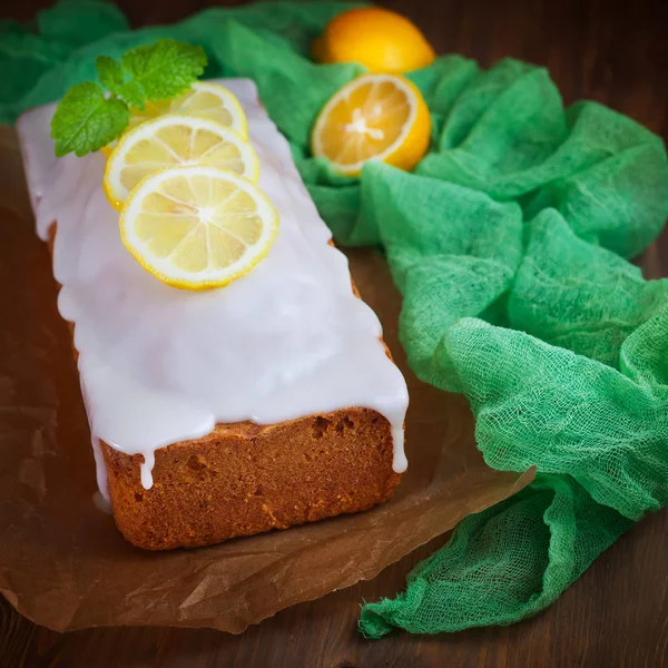 Lemon pound cake with sweet lemon icing — Stock Photo, Image
