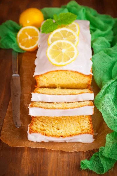 Pastel de limón casero con glaseado de limón dulce en lana rústica — Foto de Stock