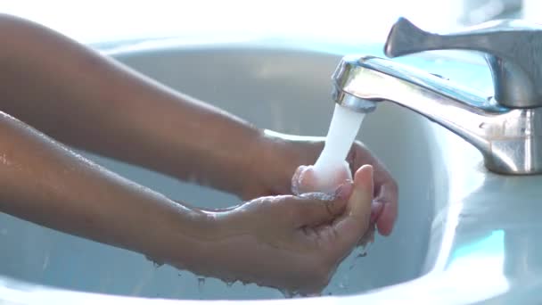 Dzieciak Myje Ręce Mydłem Wysokiej Higienie Aby Zapobiec Rozprzestrzenianiu Się — Wideo stockowe