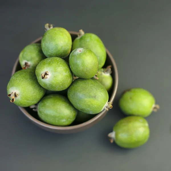 Feijoa verde su sfondo nero. Feijoa Sellova è un raccolto di frutta proveniente da regioni tropicali. Frutta biologica agricola, concetto di cibo sano, prodotti naturali ecocompatibili, vegetariano, raccolto crudo — Foto Stock