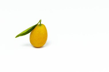 Kumkat meyvesi izole edilmiş. Taze meyve, beyaz arka planda yiyecek..