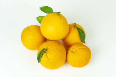 Turuncu. Taze meyve, beyaz arka planda yiyecek..