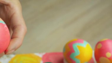 Posta: yumurtaların gözden geçirilmesi ve Paskalya yumurtasını boyayan sanatçının ellerine geçişi. Kız yumurtanın üzerine çizgili desen çiziyor. Paskalya dekorasyonu. Mutlu Paskalyalar.