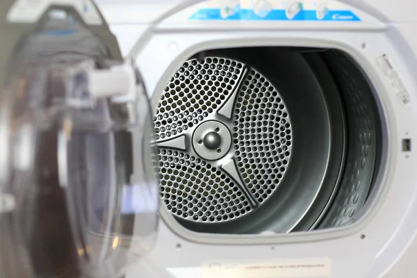 ticari giysi kurutma makinesi davulu içeriden görünüyor