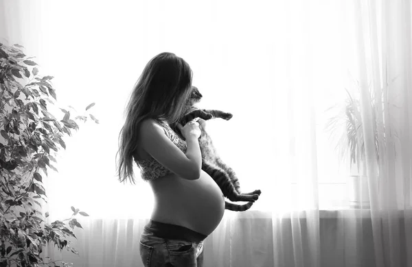 Happy Pregnant Woman Holding Pet Cat Black White Photo — ストック写真
