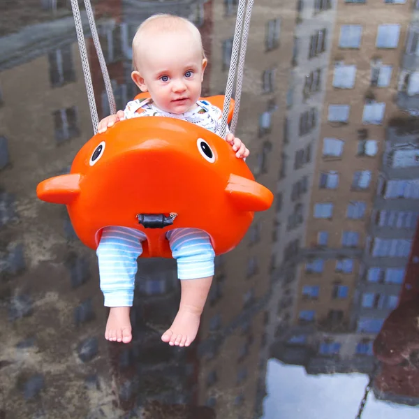 Schattig Gelukkig Lachende Baby Jongen Schommels Buiten — Stockfoto