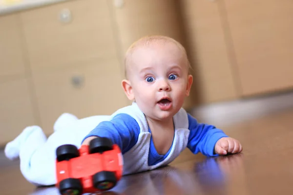 Chlapeček Učí Plazit Podlaze Hračkou Ruce — Stock fotografie
