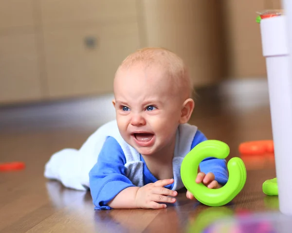Kızgın Mutsuz Erkek Bebek Emeklemeyi Öğreniyor Kızıyor — Stok fotoğraf
