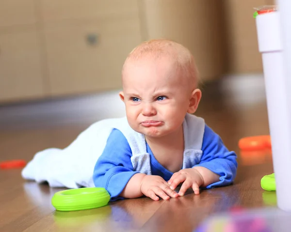 Fâché Malheureux Bébé Garçon Apprendre Ramper Fâcher — Photo