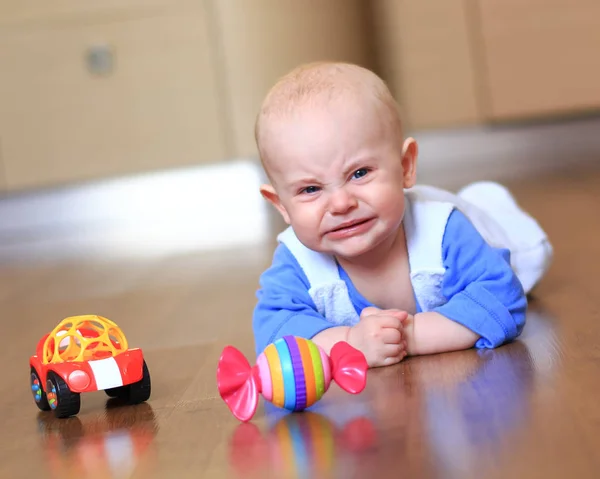 Boos Ongelukkig Baby Jongen Leren Kruipen Boos — Stockfoto