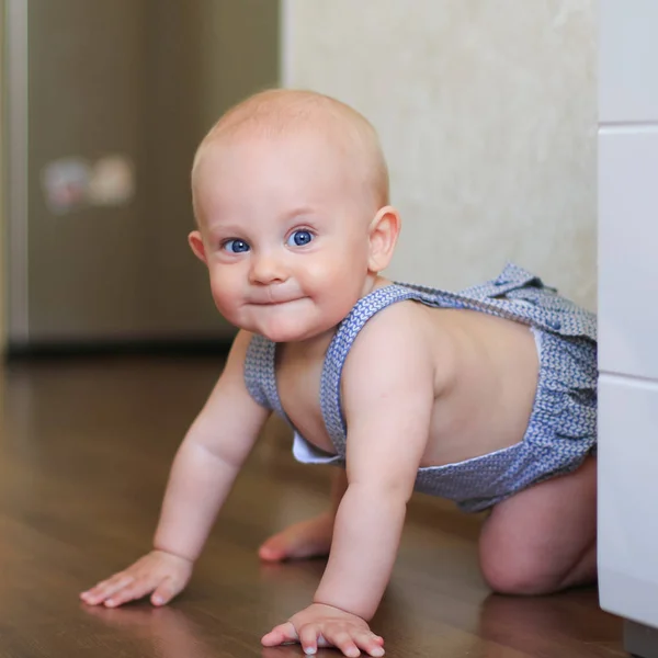 Şirin Tombul Bebek Emeklemeyi Öğreniyor Mutlu Gülümsüyor — Stok fotoğraf