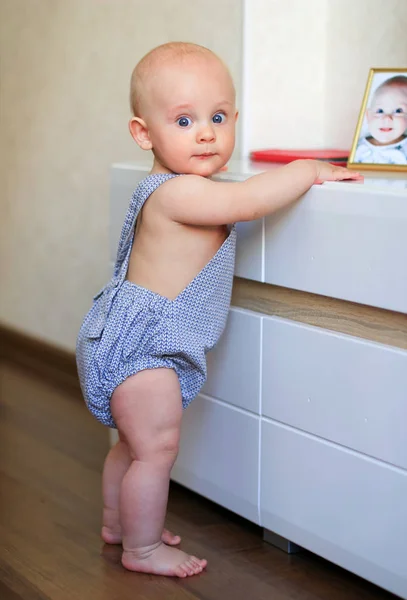 Leuke Baby Leren Staan Vasthouden Aan Het Meubilair — Stockfoto