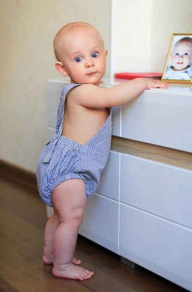 Leuke Baby Leren Staan Vasthouden Aan Het Meubilair — Stockfoto