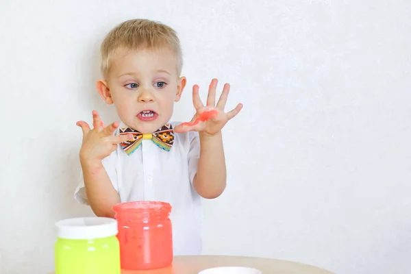 Kleine Jongen Speelt Met Slijm Aan Een Speeltafel Houdt Niet — Stockfoto