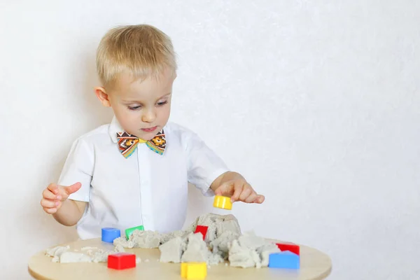 Aranyos Szőke Kisgyermek Játszik Kinetikus Homok Egy Nagy Oktatási Tevékenység — Stock Fotó