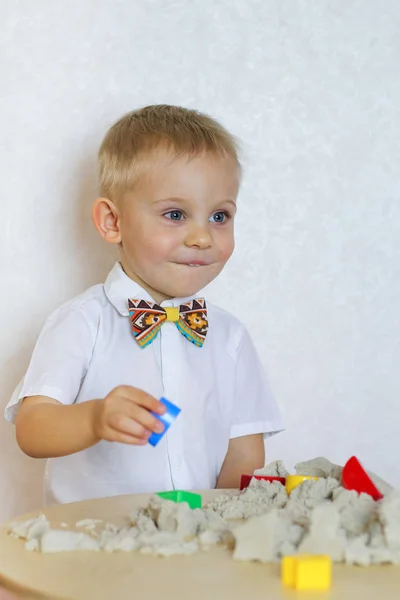 Aranyos Szőke Kisgyermek Játszik Kinetikus Homok Egy Nagy Oktatási Tevékenység — Stock Fotó