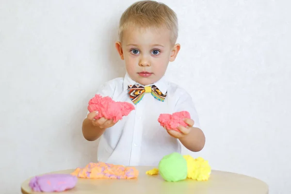 Bébé Garçon Ans Joue Avec Argile Modélisation Cinétique Plasticine Pâte — Photo