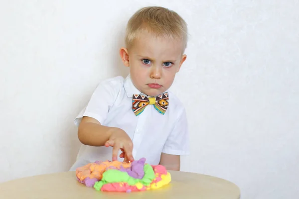 Niño Enojado Jugando Con Arcilla Modeladora Cinética Plastilina Infeliz Punto — Foto de Stock